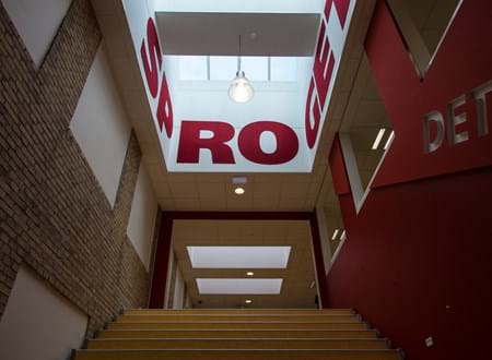 Røde bogstaver udskåret filt på væg